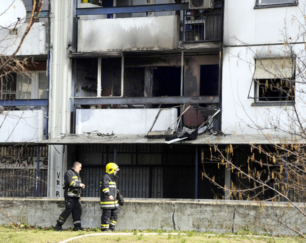 ПОЖАР У БЕОГРАДУ: Четири особе, међу којима и беба, нагутале се дима (ФОТО)